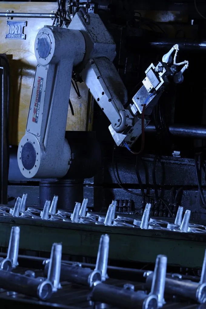 Robot antropomorfo per l'estrazione dei pezzi