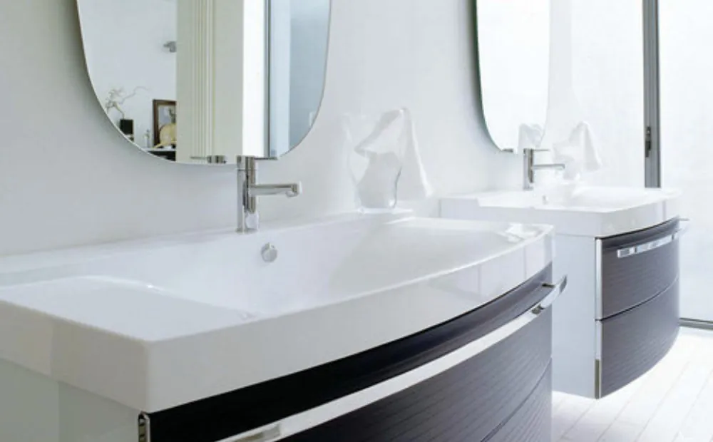 Bathroom with drawer unit and long handles