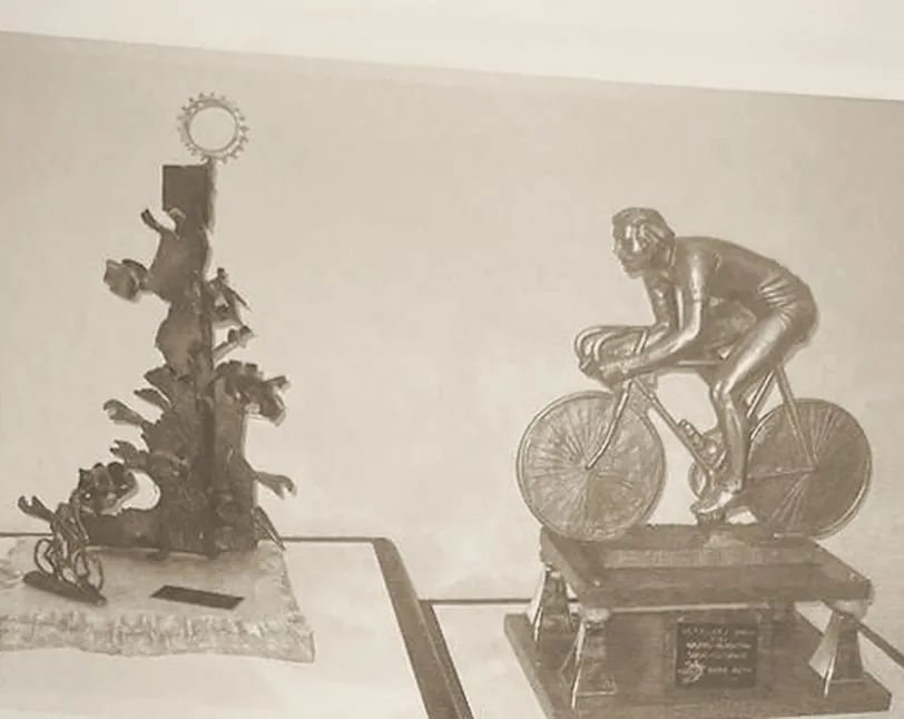 La scultura in metallo che ricorda gli inizi dell'attività